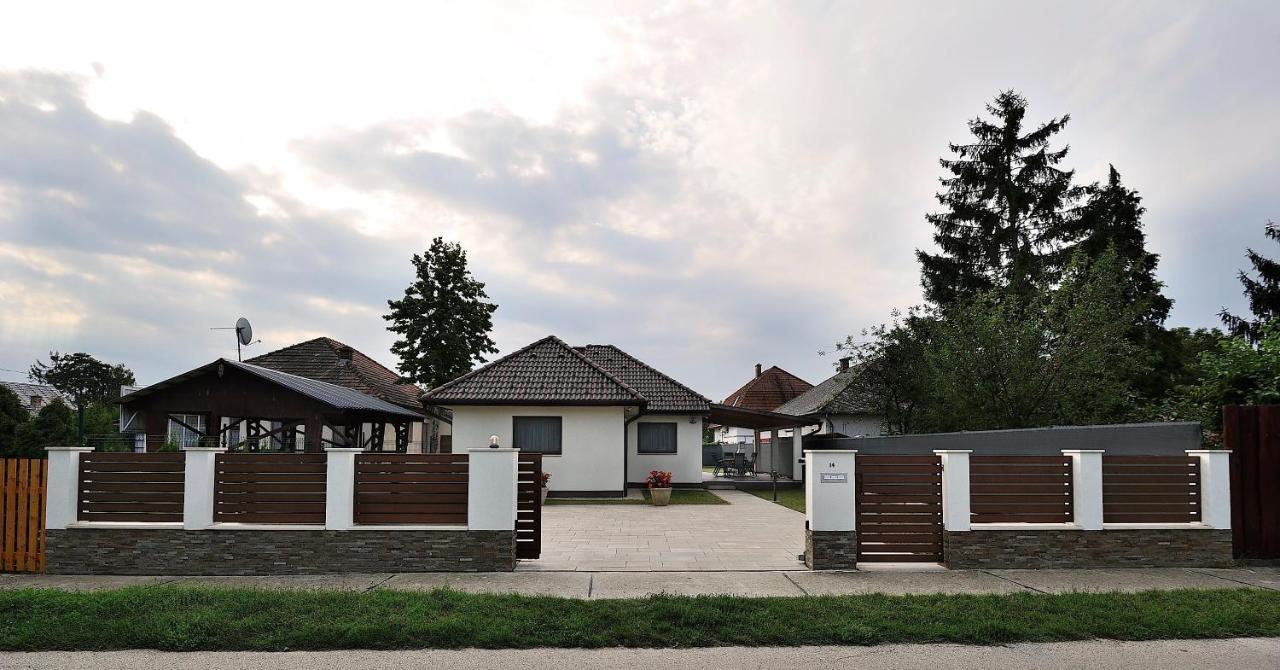 Laura Villa Balatonlelle Exterior photo